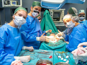 Studenti medicíny mají jedinečnou možnost vyzkoušet si své dovednosti v praxi, operují prasata domácí