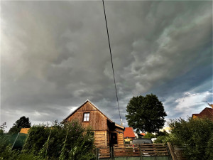 Z tohoto mraku se začaly sypat kroupy