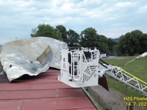 V Klatovech strhla bouře plech ze střechy ubytovny