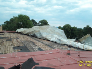 V Klatovech strhla bouře plech ze střechy ubytovny