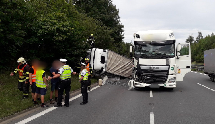 Kamion na dálnici D5 smetl dodávku, která zastavila z důvodu poruchy v pravém jízdním pruhu