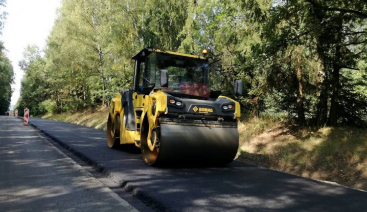 Úplná uzavírka úseku důležité šumavské silnice u Špičáku pořádně naštvala místní, radnici i turisty