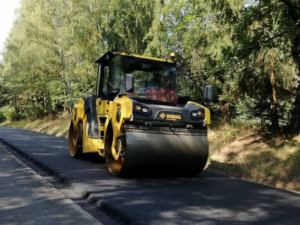 Úplná uzavírka úseku důležité šumavské silnice u Špičáku pořádně naštvala místní, radnici i turisty