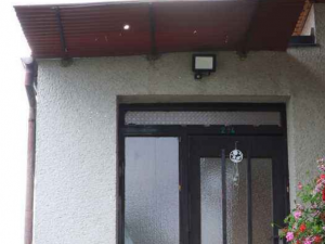 Řidič nakladače zavadil hydraulickou rukou o trakční vedení, po elektrickém výboji mu explodovaly pneumatiky