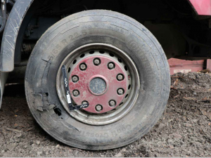 Řidič nakladače zavadil hydraulickou rukou o trakční vedení, po elektrickém výboji mu explodovaly pneumatiky