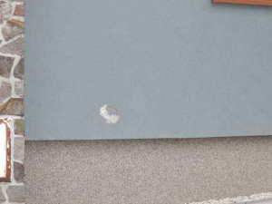 Řidič nakladače zavadil hydraulickou rukou o trakční vedení, po elektrickém výboji mu explodovaly pneumatiky