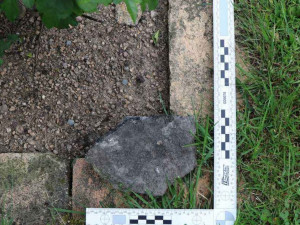 Řidič nakladače zavadil hydraulickou rukou o trakční vedení, po elektrickém výboji mu explodovaly pneumatiky