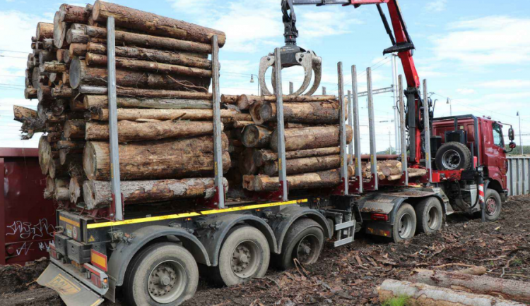 Řidič nakladače zavadil hydraulickou rukou o trakční vedení, po elektrickém výboji mu explodovaly pneumatiky