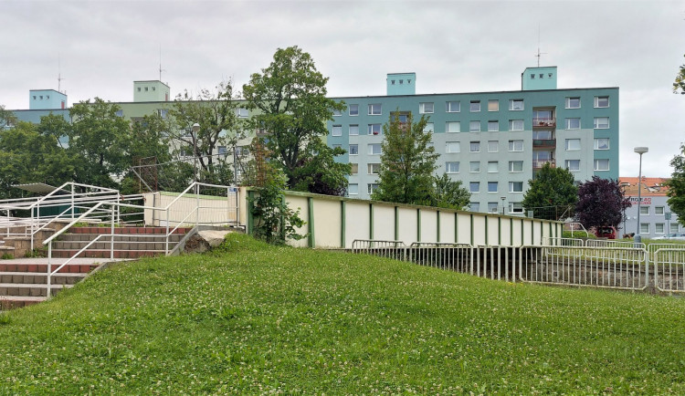 Měsíce uzavřená lávka Na Pátku se kompletní rekonstrukce nedočká, do dvou výběrových řízení se nikdo nepřihlásil