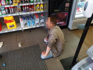 Agresivní i opilý cizinec vnikl do obchodu čerpací stanice, napadal tam zaměstnance a rozhazoval zboží
