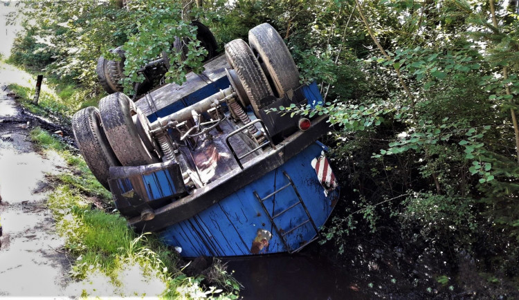 Do příkopu vyteklo z převrácené cisterny obrovské množství tekutého asfaltu