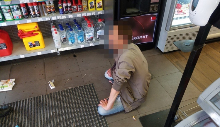 Agresivní a opilý cizinec vnikl do obchodu čerpací stanice, napadal tam zaměstnance a rozhazoval zboží