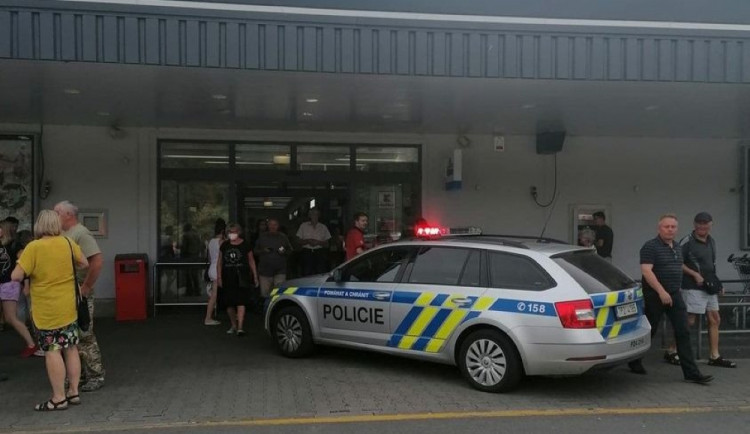 Pachatel hrozil nákupnímu centru uložením výbušného systému, policisté ho do hodiny vypátrali a zadrželi