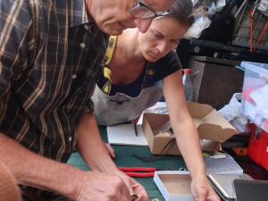 Připevňování vysílačky na záda mladého dravce