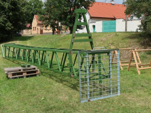 Nový stožár s hnízdní podložkou je už hotový