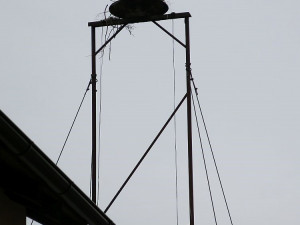 Tak vypadalo staré hnízdo na požární zbrojnici, které už dosloužilo