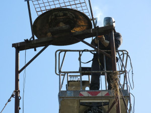Tak vypadalo staré hnízdo na požární zbrojnici, které už dosloužilo