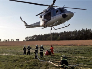 VIDEO: Hasiči bojují s rozsáhlými požáry polí i lesů, vzlétnout musel i vrtulník s Bambi vakem