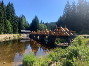 Rekonstrukce jedinečného hradlového mostu u Modravy je u konce, voní modřínem