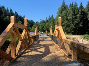 Rekonstrukce jedinečného hradlového mostu u Modravy je u konce, voní modřínem