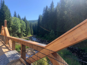 Rekonstrukce jedinečného hradlového mostu u Modravy je u konce, voní modřínem