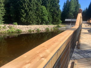 Rekonstrukce jedinečného hradlového mostu u Modravy je u konce, voní modřínem