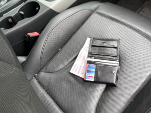 Další majitel auta doplatil na svou nedbalost a zapomněl zamknout, přišel o doklady a platební kartu