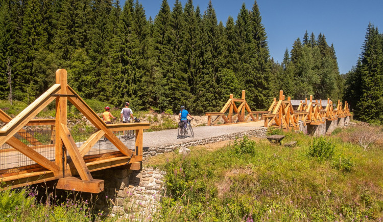 Rekonstrukce jedinečného hradlového mostu u Modravy je u konce, voní modřínem