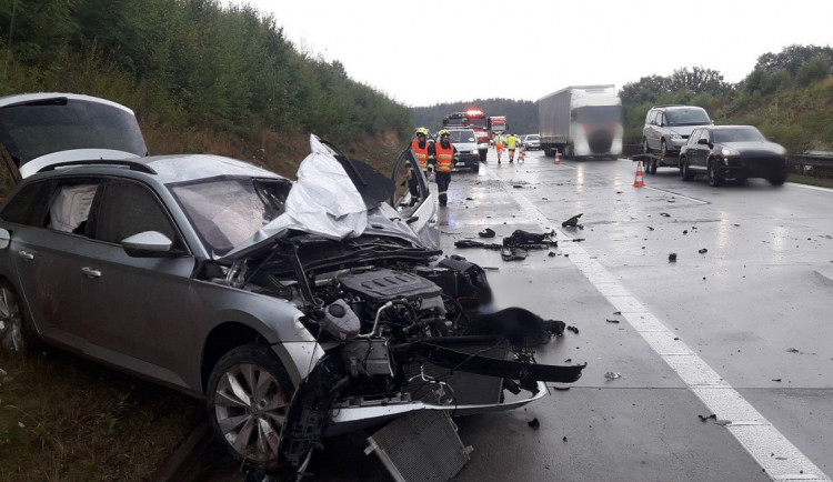 Superb vylétl z dálnice a zapíchl se do svahu, škoda na autě jde do milionu