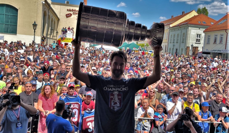 Slavný Stanley Cup je na den v Plzni. Domů ho přivezl ukázat fanouškům vítěz NHL, brankář Pavel Francouz