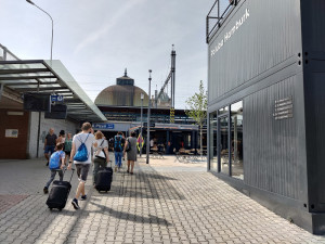 Před rokem vyrostla u hlavního nádraží Paluba Hamburk, stavba z kontejnerů slaví první výročí novou výstavou