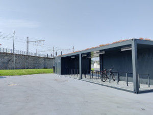 Před rokem vyrostla u hlavního nádraží Paluba Hamburk, stavba z kontejnerů slaví první výročí novou výstavou