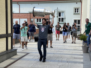 Slavný Stanley Cup je na den v Plzni. Domů ho přivezl ukázat fanouškům vítěz NHL, brankář Colorada Pavel Francouz
