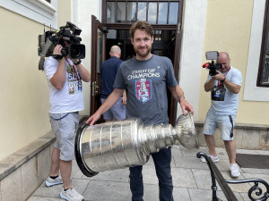 Slavný Stanley Cup je na den v Plzni. Domů ho přivezl ukázat fanouškům vítěz NHL, brankář Colorada Pavel Francouz