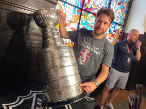 Slavný Stanley Cup je na den v Plzni. Domů ho přivezl ukázat fanouškům vítěz NHL, brankář Pavel Francouz