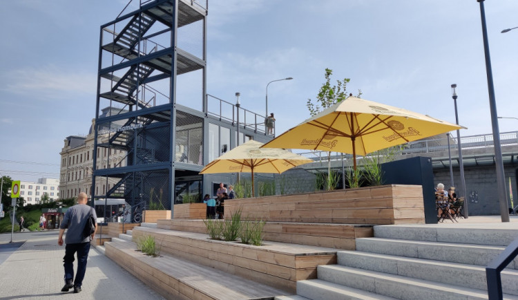 Před rokem vyrostla u hlavního nádraží Paluba Hamburk, stavba z kontejnerů slaví první výročí novou výstavou