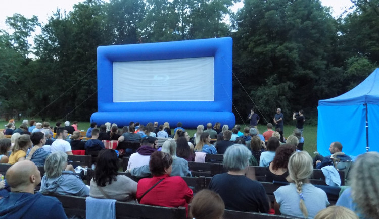 Letní Čtyřka láká na Bonda, bitvu o Akkon i proměnu Masaryčky