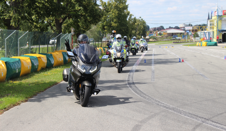 size4-size4-16584085672262-103-policiste-zvou-motocyklisty-na-kurzy-bezpecne-jizdy-pro-motocyklisty