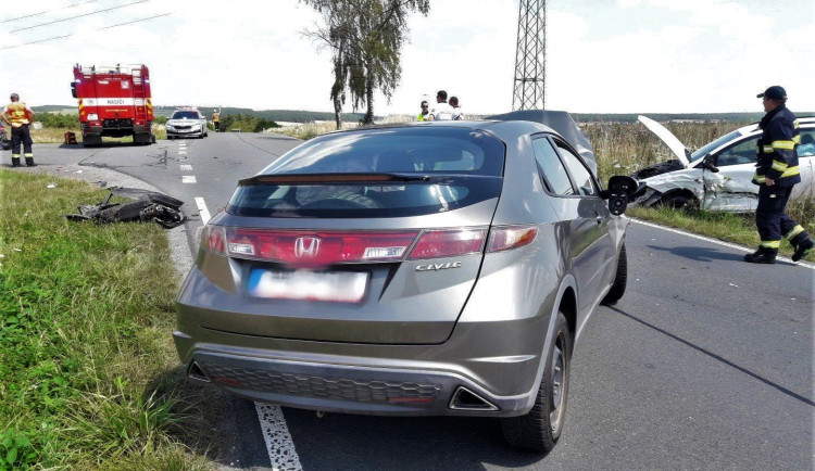 Pod vlivem alkoholu jel i řidič tohoto nabouraného vozidla, které havarovalo nedaleko od Tlučné