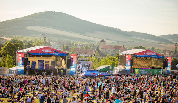 Hudební festival Hrady CZ se představí na hradě Švihov s kapelami Rybičky 48, Chinaski či Divokej Bill