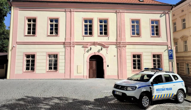 Nová služebna městské policie zároveň slouží jako nabíjecí stanice pro elektrokola, úschovna kol i veřejné WC