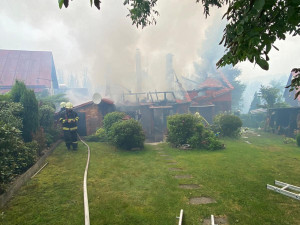 Oheň zasáhl i několik domů, foto: SDH Libouchec