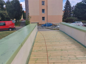 Dlouhé měsíce uzavřená lávka Na Pátku se dočkala provizorní opravy. Ideální to není, připouští radní