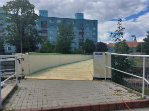 Dlouhé měsíce uzavřená lávka Na Pátku se dočkala provizorní opravy. Ideální to není, připouští radní