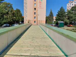 Dlouhé měsíce uzavřená lávka Na Pátku se dočkala provizorní opravy. Ideální to není, připouští radní