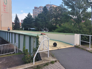 Dlouhé měsíce uzavřená lávka Na Pátku se dočkala provizorní opravy. Ideální to není, připouští radní