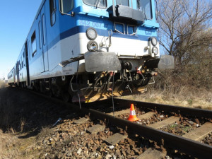 Muž nepřežil střet s osobním vlakem, nehoda zastavila provoz na trati mezi Plzní a Strakonicemi