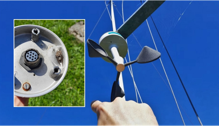 Klimatologickou stanici vyřadil z provozu pavouk, upletl síť a znehybnil přístroje měřící rychlost větru