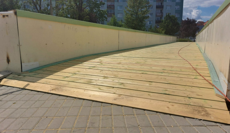 Dlouhé měsíce uzavřená lávka Na Pátku se dočkala provizorní opravy. Ideální to není, připouští radní