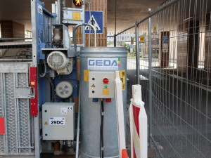 Z této plechové pasti se nedokázalo mládě dostat a pomoci mu nemohli ani jeho rodiče